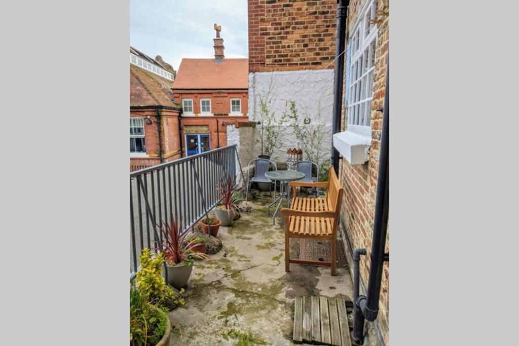 Vila 200 Year Old Large Townhouse With Sea Views Scarborough Exteriér fotografie
