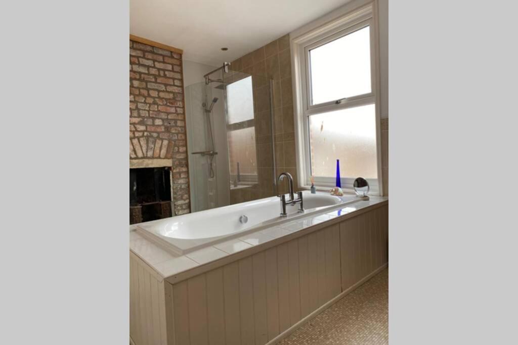 Vila 200 Year Old Large Townhouse With Sea Views Scarborough Exteriér fotografie