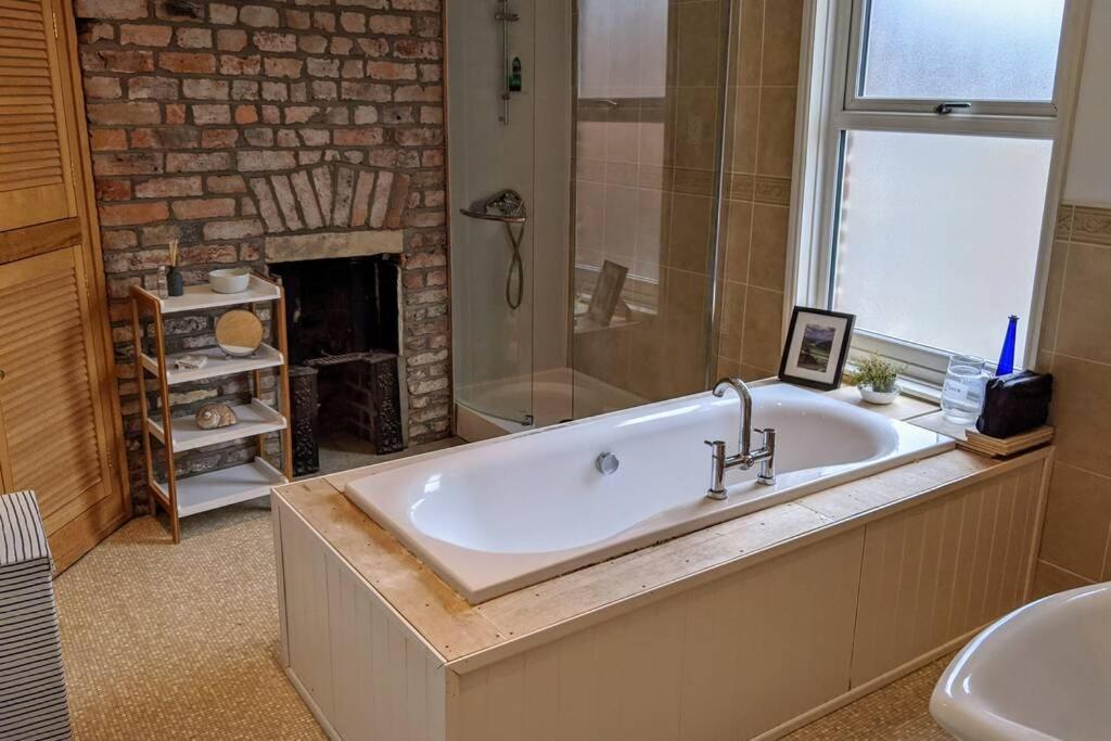 Vila 200 Year Old Large Townhouse With Sea Views Scarborough Exteriér fotografie